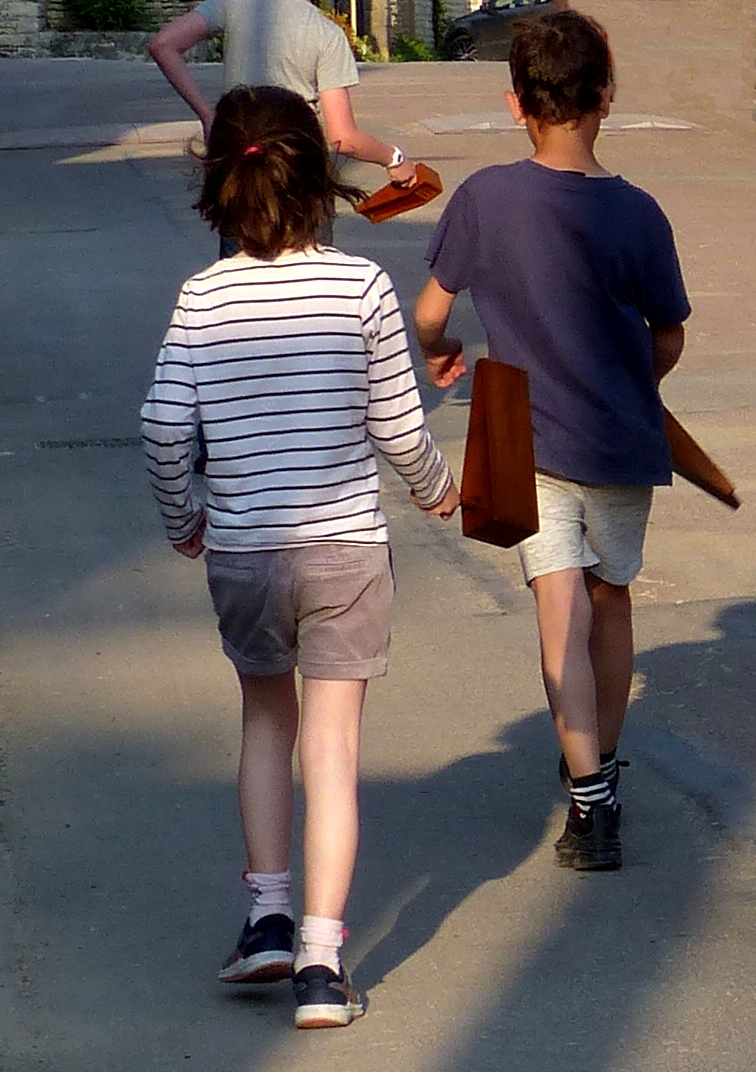 Enfants avec crécelles